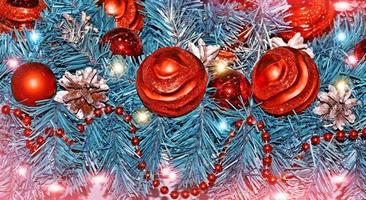 weihnachtsbaum geschmückt mit festlichen glasspielzeugen. foto