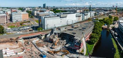 Abriss des Titanic-Gebäudes im Zentrum von Riga foto