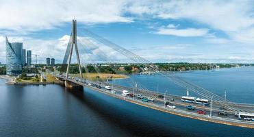 ein Panoramabild der Vansu-Brücke, die den Fluss Daugava überspannt foto