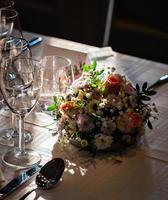 Tischdekorationen für Hochzeiten. Blumen, Figuren der Braut und des Bräutigams. foto