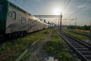 bergamo italien juni 2022 bahnhof bergamo am frühen morgen im sommer foto