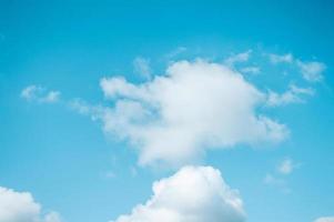 blauer himmel mit weißen flauschigen wolken naturhintergrund foto