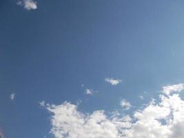 blauer Himmel und weiße Wolken foto