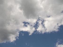 blauer Himmel und weiße Wolken foto