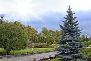 Herbstlandschaft mit leuchtend buntem Laub. Indischer Sommer. foto