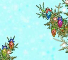 weihnachtsbaum mit hellen spielzeugen geschmückt. Karte. foto