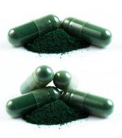 grüne Kräutermedizinkapsel lokalisiert auf weißem Hintergrund foto