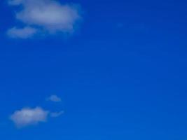 blauer himmel mit schönen wolken an einem sonnigen tag in mexiko. foto