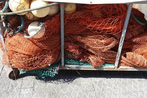 Fischernetze trocknen an der Küste. foto