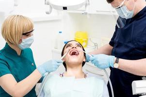 Zahnreinigung, Frau in Behandlung. foto