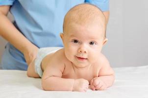 Arzt mit kleinem Baby foto