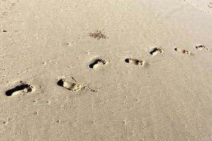 Fußspuren im Sand am Stadtstrand. foto