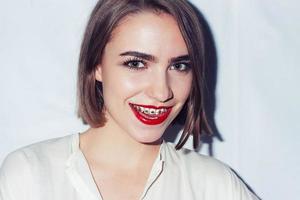 Porträt der jungen Frau mit natürlichen Zahnspangen