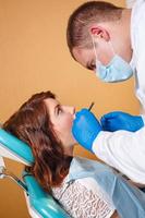Mädchen bei der Untersuchung beim Zahnarzt