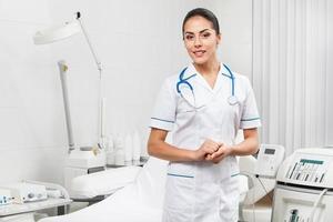 junge Krankenschwester - schöne brünette Frau medizinische Arbeiterin drinnen foto
