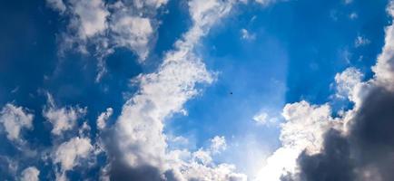 klarer blauer Himmel mit Sonnenschein foto