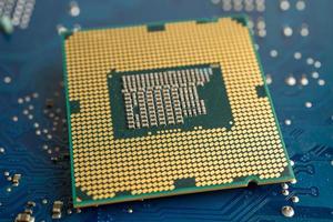 cpu, chip der zentralen prozessoreinheit chip auf leiterplatte in der pc- und laptop-computertechnologie. foto