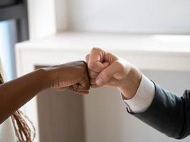 nahaufnahme berühren finger hand körperteil vielfalt menschenrecht person symbol vereinbarung vertrag business meeting verbindung freundschaft korporativ partner zusammen teamwork gruppe erfolgreich professional foto