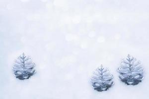 festlicher weihnachtshintergrund des winters. Baum im Schnee. foto