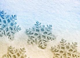 weiße, flauschige Schneeflocken auf Schnee. Winterweihnachtshintergrund. foto