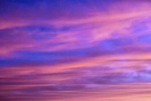 unscharfer Hintergrund. heller himmel mit flauschigen wolken. foto