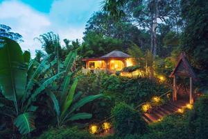 tropisches Haus im Dschungel bei Sonnenuntergang foto