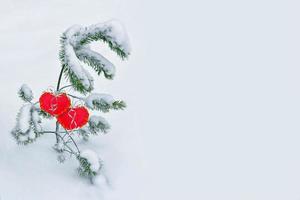 schneebedeckter Baum. festlicher Winterhintergrund. zwei Herzen. foto