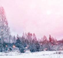 Dorf im Winter schneebedeckter Wald. Urlaubskarte. foto