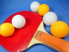 Tischtennisschläger und Ball foto
