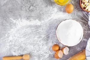 Mehl und Zutaten für die Teigherstellung. Zutaten zum Backen von Pizza, Brot, Backwaren foto