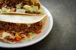 mexikanische Tacos mit gehacktem Hühnchen foto