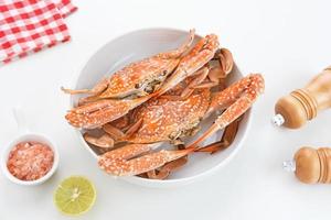 Gedämpfte blaue Krabbe auf Teller serviert, Zubereitung von Speisen