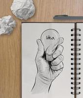 Hand gezeichnete Glühbirne mit Ideenwort