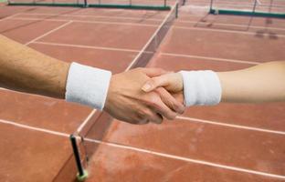 Handschlag zwischen zwei Tennisspielern in einem Wettbewerb foto