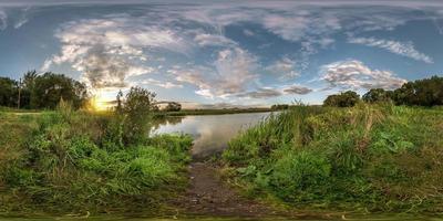 Vollständiges nahtloses sphärisches Panorama 360 x 180 Winkelansicht am Ufer eines kleinen Sees am sonnigen Sommerabend mit fantastischen Wolken in äquirechteckiger Projektion, Skybox vr Virtual-Reality-Inhalt foto