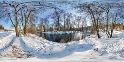 Vollständiges nahtloses sphärisches Panorama 360 x 180 Grad Winkelansicht in der Nähe eines schmalen schnellen Flusses an einem sonnigen Winterabend in äquirechteckiger Projektion, Skybox vr ar Virtual-Reality-Inhalt foto