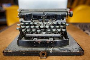 Alte alte staubbedeckte Schreibmaschine mit weißem Blatt Papier foto