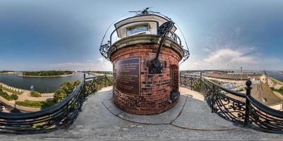 Panorama 360-Grad-Winkelansicht von oben auf den Meeresleuchtturm am Hafen und die Meereslager in gleichrechteckiger Projektion, Skybox vr ar-Inhalt foto