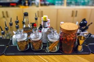 Riegel mit Gewürzen in einer Elite-Bar für Cocktails, Zimt, Hagebutte, Gewürznelke, betrunkene Kirsche foto