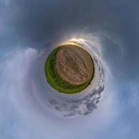 Little Planet Transformation von sphärischem Panorama 360 Grad. sphärische abstrakte luftaufnahme im feld mit fantastischen schönen wolken. Krümmung des Raumes. foto