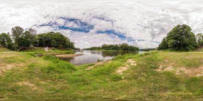 Vollständiges nahtloses sphärisches Panorama 360 x 180 Grad Winkelansicht am Ufer des breiten Flusses am Sommertag in equirectangularer Projektion, bereit für vr-Virtual-Reality-Inhalte foto