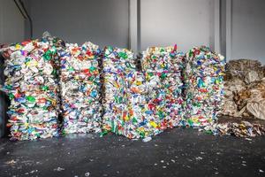 Plastikmüllballen in der Abfallbehandlungsanlage. Recycling getrennt und Lagerung von Müll zur weiteren Entsorgung, Mülltrennung. Unternehmen für die Sortierung und Verarbeitung von Abfällen. foto