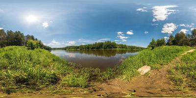 Vollständiges nahtloses sphärisches Panorama 360 x 180-Winkelansicht am Ufer des Flusses Neman am sonnigen Sommertag in gleichrechteckiger Projektion, Inhalt der virtuellen Realität der Skybox vr foto