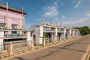 Metallkonstruktionen und Stützen des Staudamms des Wasserkraftwerks foto