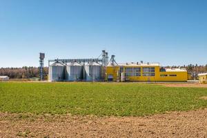 Agro-Verarbeitungsanlage für die Verarbeitung und Silos für die Trocknung, Reinigung und Lagerung von landwirtschaftlichen Produkten, Mehl, Getreide und Getreide. Geflügelfarm foto