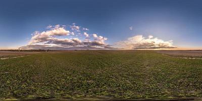 Vollständiges, nahtloses sphärisches HDRI-Panorama 360-Grad-Winkelansicht zwischen Feldern am Frühlingsabend mit fantastischen Wolken in equirectangularer Projektion, bereit für vr-Virtual-Reality-Inhalte foto