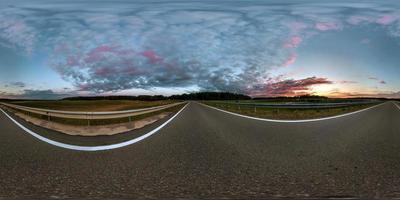 Vollständiges nahtloses sphärisches Panorama 360-Grad-Winkelansicht auf asphaltierter Straße zwischen Feldern im Sommerabendsonnenuntergang mit fantastischen Wolken in gleichrechteckiger Projektion, Skybox vr ar Virtual-Reality-Inhalt foto