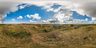 Vollständiges nahtloses sphärisches Panorama 360-Grad-Winkelansicht vom Berg zum Dorf mit fantastischen Wolken in equirectangularer Projektion, bereit für VR- und Virtual-Reality-Inhalte foto