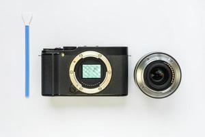 professionelle werkzeuge für die reinigung des digitalen aps-c-kameramatrixsensors auf weißem hintergrund foto