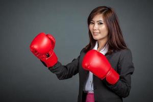 asiatische Geschäftsfrau mit Boxhandschuh foto